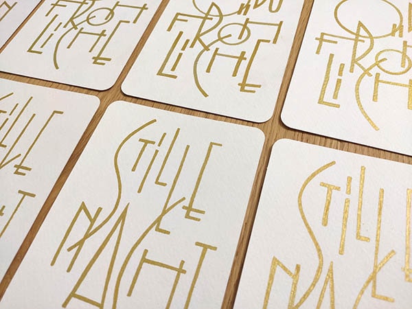 Detailfoto der gold-weißen Karten